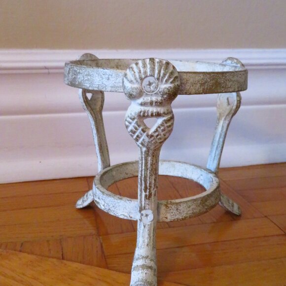 Vintage Cast Iron White Gold Plant Stand Candle Holder Seashell - Picture 3 of 7